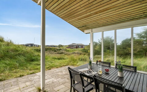 Senta - 200M from the Sea: Arbusto, Urban Design, Groundcover, Brick, Appartamento, Estate, Muratura, Balcone, Landscaping