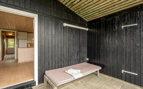 Senta - 200M from the Sea: Arbusto, Urban Design, Groundcover, Brick, Appartamento, Estate, Muratura, Balcone, Landscaping