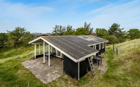 Senta - 200M from the Sea: Arbusto, Urban Design, Groundcover, Brick, Appartamento, Estate, Muratura, Balcone, Landscaping