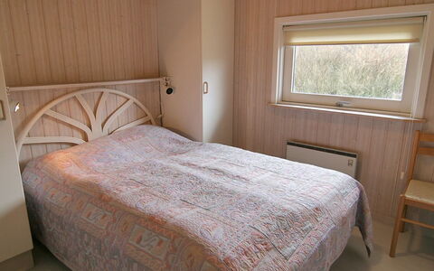 Aasa - 200M from the Sea: Letto, Camera Da Letto, Lenzuolo, Legna, Pavimento, Bedding, Interior Design, Pavimentazione, Soffitto, Telaio Del Letto