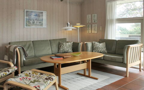 Aasa - 200M from the Sea: Mobilia, Legna, Pavimentazione, Pavimento, Interior Design, Tavolo, Soggiorno, Tavolino Da Caffè, Color Legno, Sedia