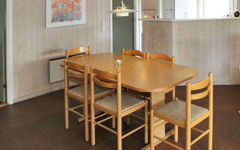 Aasa - 200M from the Sea: Mobilia, Pavimentazione, Pavimento, Legna, Interior Design, Tavolo, Sala Da Pranzo, Cucina & Sala Da Pranzo Tavolo, Sedia, Illuminazione