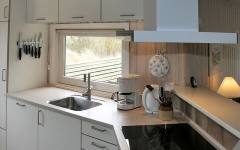 Aasa - 200M from the Sea: Controsoffitto, Cucina, Elettrodomestico Da Cucina, Interior Design, Cabinetry, Legna, Pavimentazione, Idraulico Fixture, Mobilia, Lavello