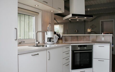 Aasa - 200M from the Sea: Cucina, Elettrodomestico Da Cucina, Controsoffitto, Cabinetry, Interior Design, Legna, Pavimentazione, Apparecchio Major, Elettrodomestico, Lampada