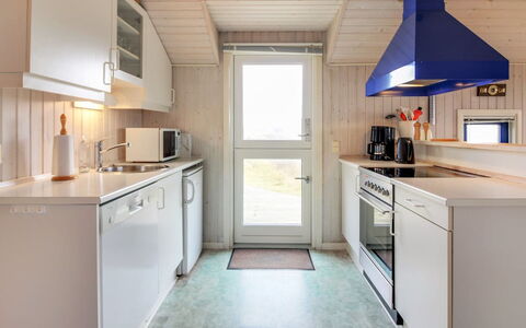 Telia - 250M from the Sea: Legna, Cucina, Apparecchio Major, Pavimentazione, Elettrodomestico Da Cucina, Pavimento, Interior Design, Soffitto, Controsoffitto, Casa