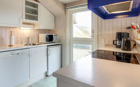 Telia - 250M from the Sea: Legna, Soffitto, Pavimentazione, Cucina, Pavimento, Controsoffitto, Interior Design, Idraulico Fixture, Apparecchio Major, Mobilia