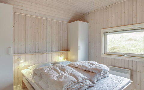 Telia - 250M from the Sea: Interior Design, Legna, Soffitto, Camera Da Letto, Pavimentazione, Letto, Camera, Pavimento, Illuminazione, Bedding