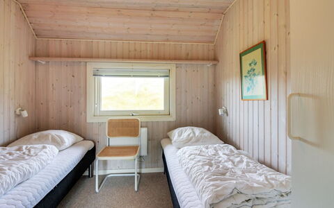 Telia - 250M from the Sea: Legna, Camera Da Letto, Letto, Lenzuolo, Bedding, Pavimento, Interior Design, Soffitto, Telaio Del Letto, Camera