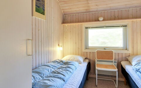 Telia - 250M from the Sea: Letto, Camera Da Letto, Lenzuolo, Legna, Bedding, Interior Design, Soffitto, Pavimento, Pavimentazione, Telaio Del Letto