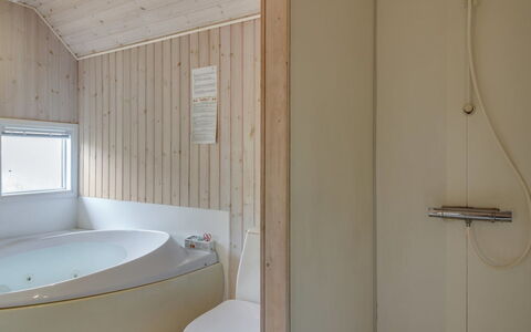 Telia - 250M from the Sea: Bagno, Idraulico Fixture, Pavimentazione, Pavimento, Legna, Vasca Da Bagno, Interior Design, Lavandino Del Bagno, Soffitto, Lavello