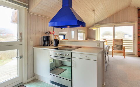 Telia - 250M from the Sea: Legna, Soffitto, Cucina, Interior Design, Pavimentazione, Lampada, Mobilia, Camera, Pavimento, Controsoffitto