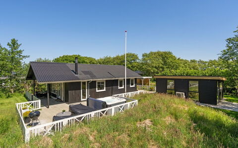 Maik - 1.5Km from the Sea: Arbusto, Urban Design, Groundcover, Brick, Appartamento, Estate, Muratura, Balcone, Landscaping