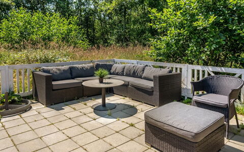 Maik - 1.5Km from the Sea: Arbusto, Urban Design, Groundcover, Brick, Appartamento, Estate, Muratura, Balcone, Landscaping