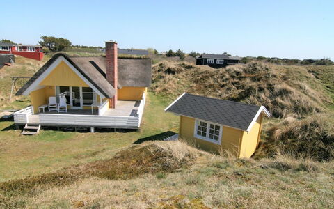 Esa - 500M from the Sea: Arbusto, Urban Design, Groundcover, Brick, Appartamento, Estate, Muratura, Balcone, Landscaping