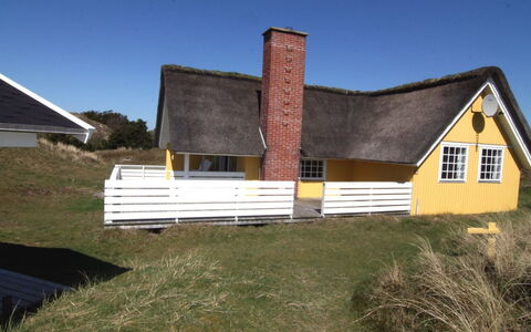 Esa - 500M from the Sea: Arbusto, Urban Design, Groundcover, Brick, Appartamento, Estate, Muratura, Balcone, Landscaping