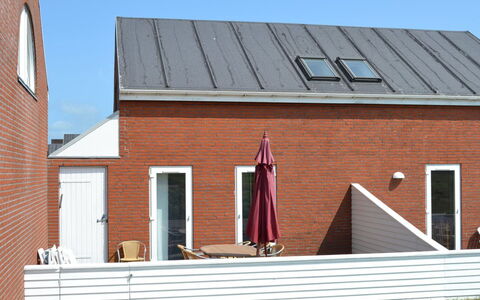 Svava - 2.3Km from the Sea: Tetto, Casa, Materiale Composito, Raccordo, Brick, Muratura, Villetta, Pendenza, Cortile