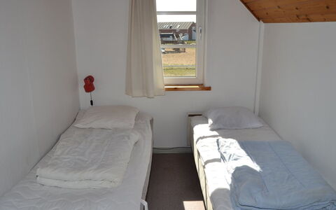 Ester - 2.3Km from the Sea: Legna, Pavimento, Pavimentazione, Camera Da Letto, Letto, Telaio Del Letto, Camera, Bedding, Lenzuolo, Latifoglie