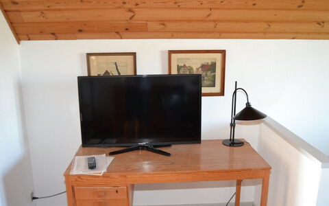 Ester - 2.3Km from the Sea: Mobilia, Legna, Pavimentazione, Dispositivo Elettronico, Pavimento, Interior Design, Televisione, Set Televisivo, Pavimento In Legno