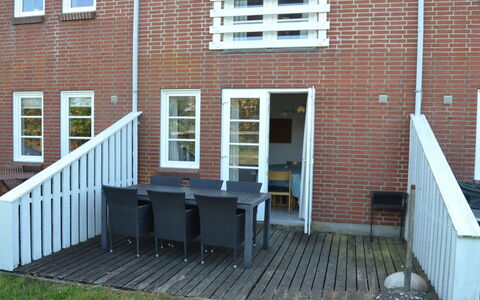 Ester - 2.3Km from the Sea: Legna, Mobilia, Portico, Mobili Da Esterno, Porta, Sedia, Deck, Tavolo Esterno, Color Legno, Latifoglie