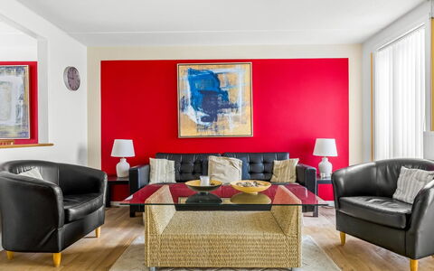 Fotij - 2.3Km from the Sea: Mobilia, Interior Design, Pavimentazione, Divano, Pavimento, Parete, Rosso, Camera, Legna, Soggiorno