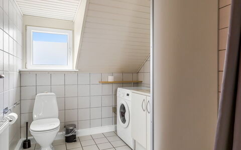 Fotij - 2.3Km from the Sea: Pavimentazione, Pavimento, Legna, Interior Design, Idraulico Fixture, Soffitto, Gabinetto, Camera, Idraulico, Bagno