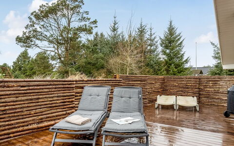 Birgita - 700M from the Sea: Arbusto, Urban Design, Groundcover, Brick, Appartamento, Estate, Muratura, Balcone, Landscaping