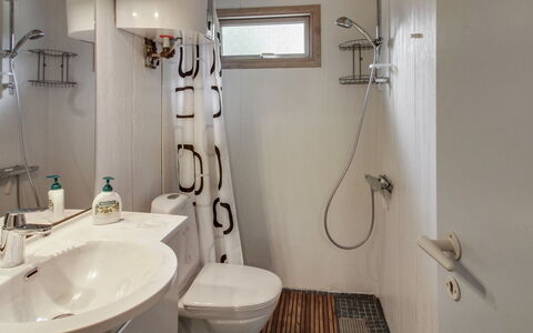 Dika - 1Km from the Sea: Bagno, Idraulico Fixture, Lavandino Del Bagno, Toilet Seat, Interior Design, Lavello, Gabinetto, Pavimentazione, Pavimento, Rubinetto