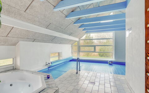 Swening - 2.1Km from the Sea: Soffitto, Ricorrere, Illuminazione Diurna, Design, Hotel, Attico, Fascio, Attico, Piscina
