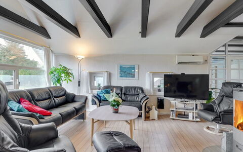 Swening - 2.1Km from the Sea: Mobilia, Interior Design, Divano, Soffitto, Pavimentazione, Soggiorno, Pavimento, Camera, Tavolo, Sedia