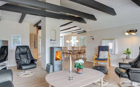 Swening - 2.1Km from the Sea: Mobilia, Interior Design, Pavimentazione, Legna, Soffitto, Pavimento, Sedia, Soggiorno, Tavolo, Illuminazione