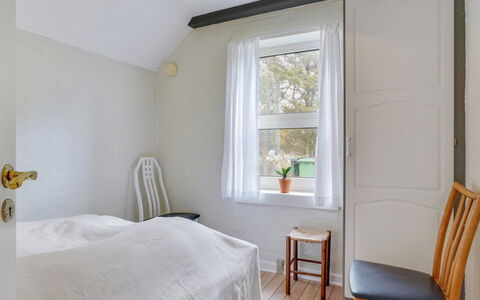 Swening - 2.1Km from the Sea: Pavimentazione, Pavimento, Parete, Interior Design, Camera Da Letto, Legna, Letto, Soffitto, Mobilia, Camera