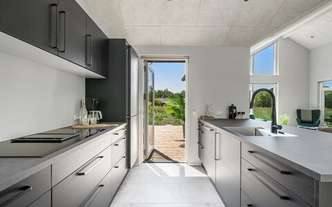 Måns - 500M to the Fjord: Cucina, Controsoffitto, Pavimentazione, Elettrodomestico Da Cucina, Interior Design, Mobilia, Cabinetry, Pavimento, Apparecchio Major, Elettrodomestico