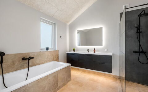 Måns - 500M to the Fjord: Parete, Pavimentazione, Idraulico Fixture, Bagno, Pavimento, Interior Design, Rubinetto, Soffitto, Idraulico, Mobiletto Del Bagno