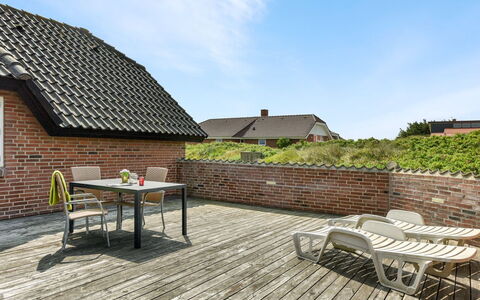 Drea - 250M from the Sea: Arbusto, Urban Design, Groundcover, Brick, Appartamento, Estate, Muratura, Balcone, Landscaping
