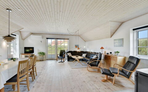 Drea - 250M from the Sea: Arbusto, Urban Design, Groundcover, Brick, Appartamento, Estate, Muratura, Balcone, Landscaping
