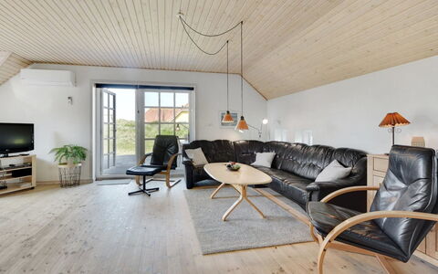 Drea - 250M from the Sea: Arbusto, Urban Design, Groundcover, Brick, Appartamento, Estate, Muratura, Balcone, Landscaping