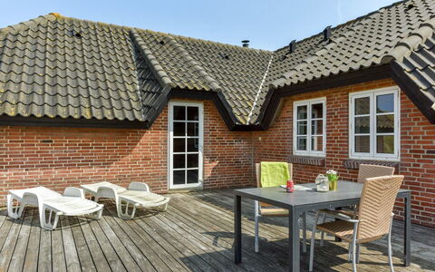 Drea - 250M from the Sea: Arbusto, Urban Design, Groundcover, Brick, Appartamento, Estate, Muratura, Balcone, Landscaping