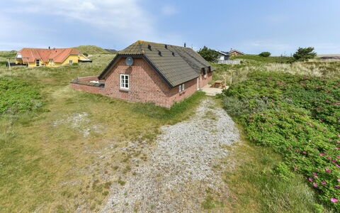 Drea - 250M from the Sea: Arbusto, Urban Design, Groundcover, Brick, Appartamento, Estate, Muratura, Balcone, Landscaping
