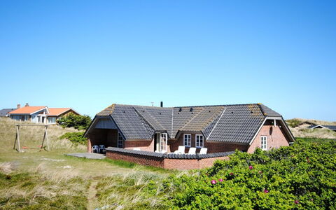 Drea - 250M from the Sea: Arbusto, Urban Design, Groundcover, Brick, Appartamento, Estate, Muratura, Balcone, Landscaping