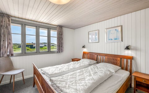 Anetta - 200M from the Sea: Finestra, Camera Da Letto, Letto, Casa, Casa, Telaio Del Letto, Lenzuolo, Bedding, Finestra A Ghigliottina, Latifoglie