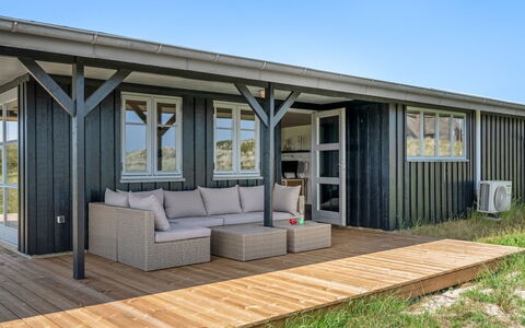 Anetta - 200M from the Sea: Legna, Porta, Plank, Latifoglie, Raccordo, Color Legno, Deck, Portico, Shade, Legname