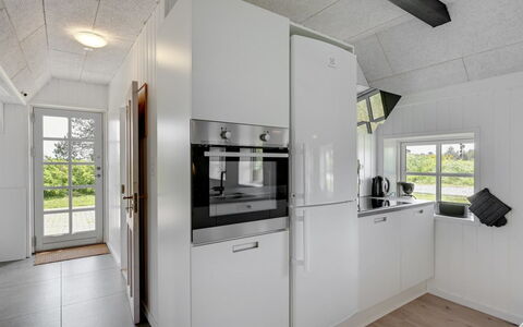 Giesela - 975M from the Sea: Pavimentazione, Legna, Cucina, Interior Design, Soffitto, Pavimento, Elettrodomestico Da Cucina, Apparecchio Major, Controsoffitto, Cabinetry
