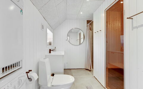Giesela - 975M from the Sea: Pavimentazione, Parete, Pavimento, Idraulico Fixture, Legna, Interior Design, Soffitto, Bagno, Lampada, Lavello