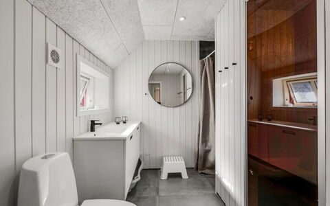 Giesela - 975M from the Sea: Legna, Idraulico Fixture, Pavimentazione, Pavimento, Lavello, Soffitto, Interior Design, Rubinetto, Bagno, Lampada