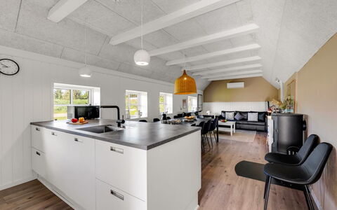 Giesela - 975M from the Sea: Cucina, Pavimentazione, Soffitto, Interior Design, Controsoffitto, Pavimento, Mobilia, Cabinetry, Casa, Lampada