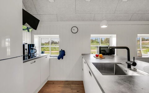 Giesela - 975M from the Sea: Cucina, Controsoffitto, Idraulico Fixture, Rubinetto, Lavello, Latifoglie, Cabinetry, Lavandino Della Cucina, Lampada, Pavimento In Legno