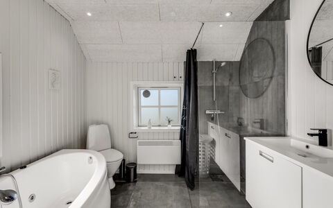 Giesela - 975M from the Sea: Idraulico Fixture, Bagno, Pavimentazione, Pavimento, Lavello, Soffitto, Rubinetto, Interior Design, Idraulico, Lavandino Del Bagno