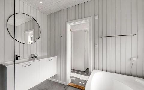Giesela - 975M from the Sea: Pavimentazione, Parete, Idraulico Fixture, Pavimento, Legna, Interior Design, Bagno, Idraulico, Soffitto, Rubinetto