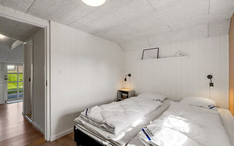 Giesela - 975M from the Sea: Soffitto, Camera Da Letto, Interior Design, Pavimento, Camera, Lampada, Letto, Appartamento, Telaio Del Letto, Bedding