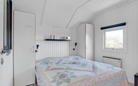 Saku - 495M to the Fjord: Legna, Camera Da Letto, Soffitto, Casa, Letto, Pavimento, Lenzuolo, Bedding, Telaio Del Letto, Latifoglie